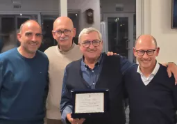 Gimmy Flego insieme al sindaco Ezio Donadio, all’assessore allo Sport Diego Bressi e al presidente del TC Fabrizio Nasi